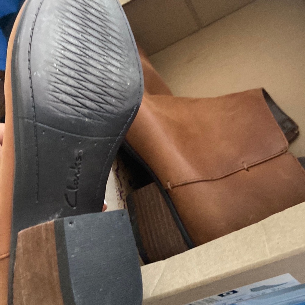 Clarks Tan Ankle boots 7 EUC - Picture 6 of 9